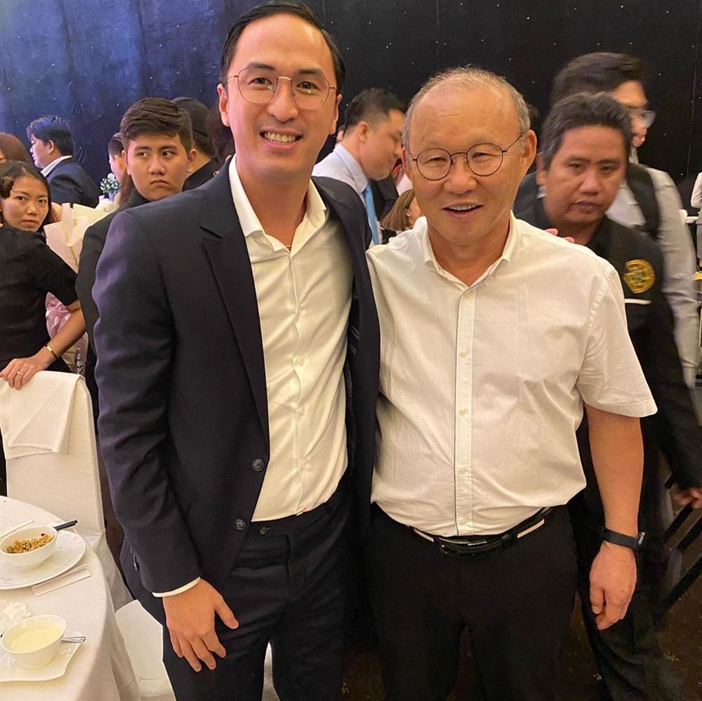 Vợ chồng Tăng Thanh Hà khoe ảnh chụp cùng HLV Park Hang Seo, nhan sắc ngọc nữ gây chú ý-1