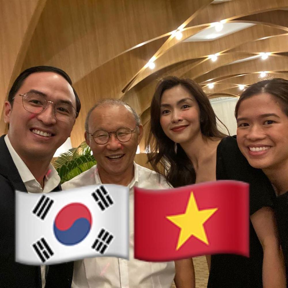 Vợ chồng Tăng Thanh Hà khoe ảnh chụp cùng HLV Park Hang Seo, nhan sắc ngọc nữ gây chú ý-2