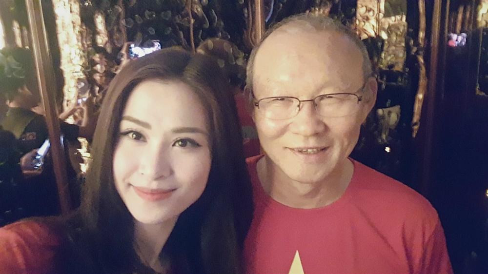 Vợ chồng Tăng Thanh Hà khoe ảnh chụp cùng HLV Park Hang Seo, nhan sắc ngọc nữ gây chú ý-10