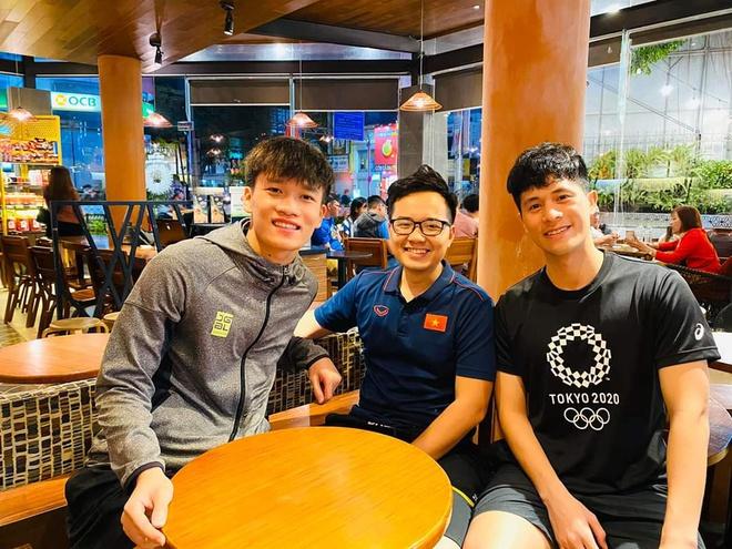 Trở lại luyện tập, Đình Trọng khoe quà và đồ ăn nhận được từ fan-2