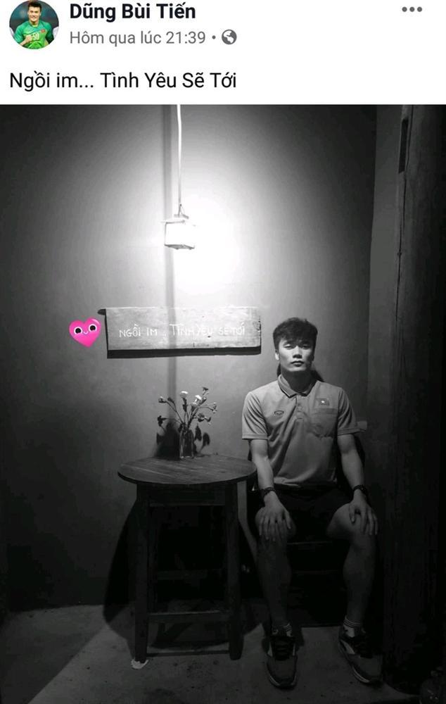 Trở lại luyện tập, Đình Trọng khoe quà và đồ ăn nhận được từ fan-6