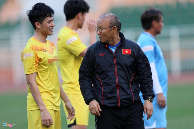 Trở lại luyện tập, Đình Trọng khoe quà và đồ ăn nhận được từ fan-1