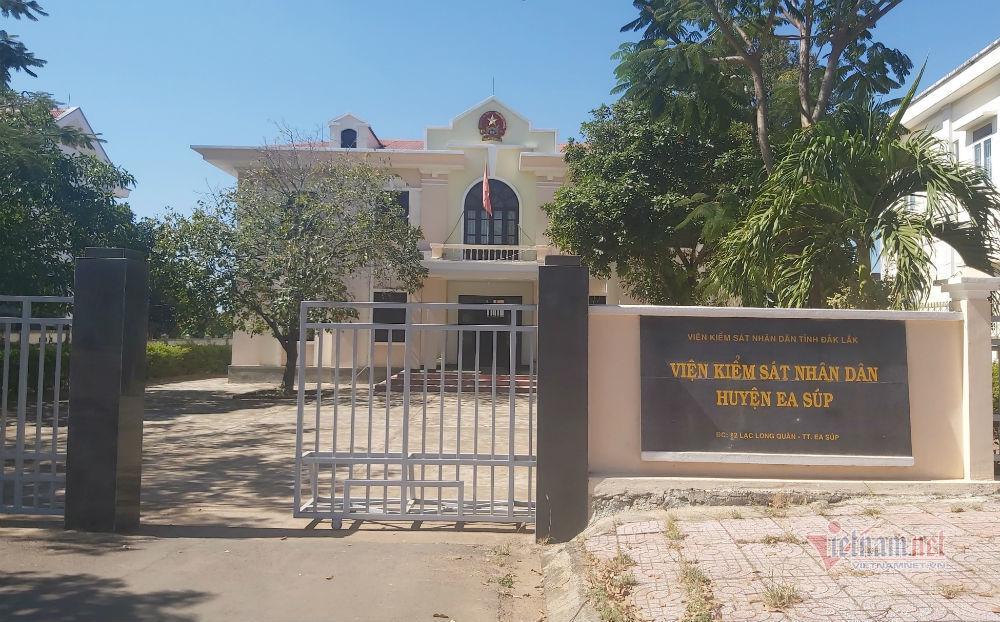 Bạn hát karaoke cùng Viện trưởng VKSND ở Đắk Lắk trong giờ hành chính là ai?-1