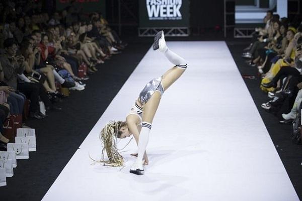 Sự cố váy áo của người đẹp Việt 2019: Người lộ ngực, người mặc như không-6