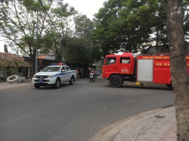 Bình Dương: Huy động nhiều Cảnh sát, xe chữa cháy đến khống chế thanh niên nghi ngáo đá cố thủ đòi đốt nhà-2