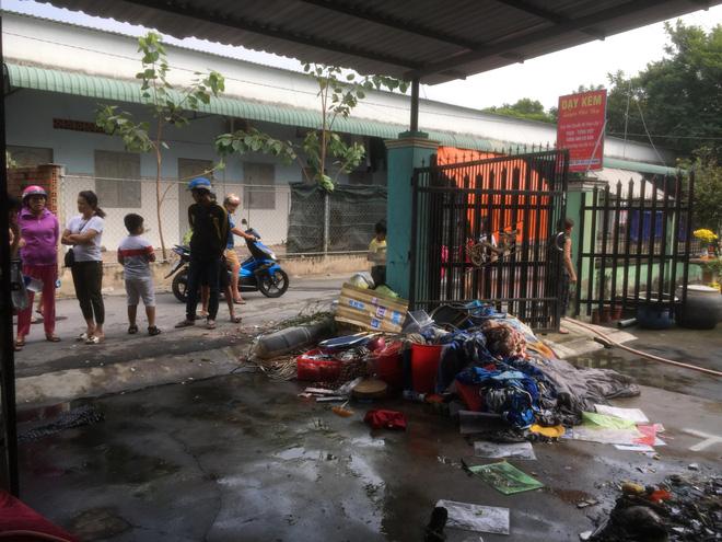 Bình Dương: Huy động nhiều Cảnh sát, xe chữa cháy đến khống chế thanh niên nghi ngáo đá cố thủ đòi đốt nhà-4