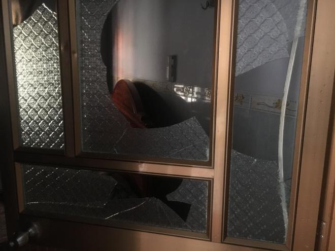 Bình Dương: Huy động nhiều Cảnh sát, xe chữa cháy đến khống chế thanh niên nghi ngáo đá cố thủ đòi đốt nhà-5