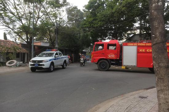 Bình Dương: Huy động nhiều Cảnh sát, xe chữa cháy đến khống chế thanh niên nghi ngáo đá cố thủ đòi đốt nhà