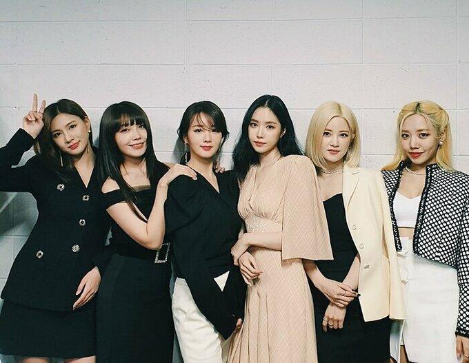 Tổng giám đốc sản xuất chương trình âm nhạc "KBS Gayo Daechukjae" Kwon Yong Taek lên tiếng xin lỗi sau khi cắt ngang màn trình diễn của APink trên sóng trực tiếp.