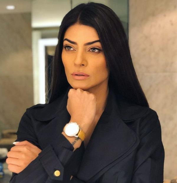 Nhan sắc mặn mà, càng ngắm càng thấy có chiều sâu của Hoa hậu Hoàn vũ 1994 - Sushmita Sen (Ấn Độ) ở tuổi U50.