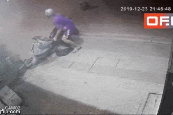 Clip: Chết cười thanh niên chạy trốn CSGT, phi cả lên vỉa hè cuống cuồng tìm nơi ẩn nấp-1