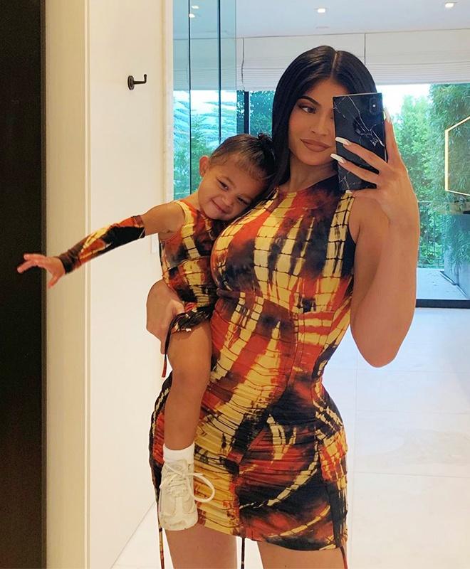 Kylie Jenner hàng ngày thích diện đồ đôi hàng hiệu cùng con gái-8