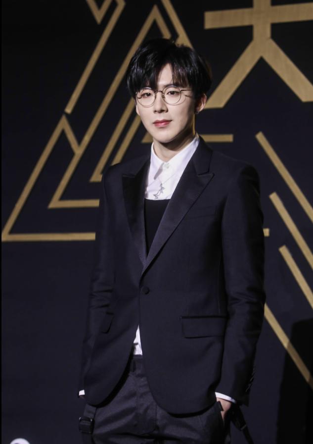 Thảm đỏ Tinh Quang Đại Thưởng: Địch Lệ Nhiệt Ba khoe ngực bốc lửa, Dương Mịch lộng lẫy như công chúa-11