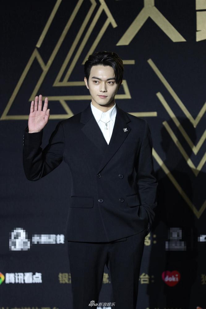 Thảm đỏ Tinh Quang Đại Thưởng: Địch Lệ Nhiệt Ba khoe ngực bốc lửa, Dương Mịch lộng lẫy như công chúa-12