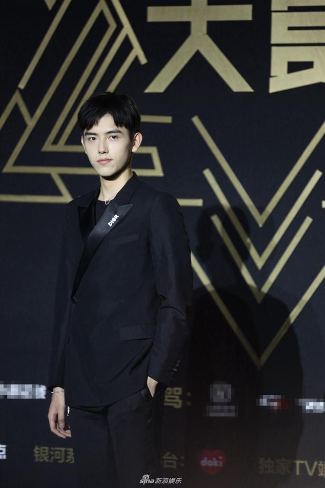 Thảm đỏ Tinh Quang Đại Thưởng: Địch Lệ Nhiệt Ba khoe ngực bốc lửa, Dương Mịch lộng lẫy như công chúa-14