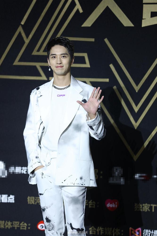 Thảm đỏ Tinh Quang Đại Thưởng: Địch Lệ Nhiệt Ba khoe ngực bốc lửa, Dương Mịch lộng lẫy như công chúa-15