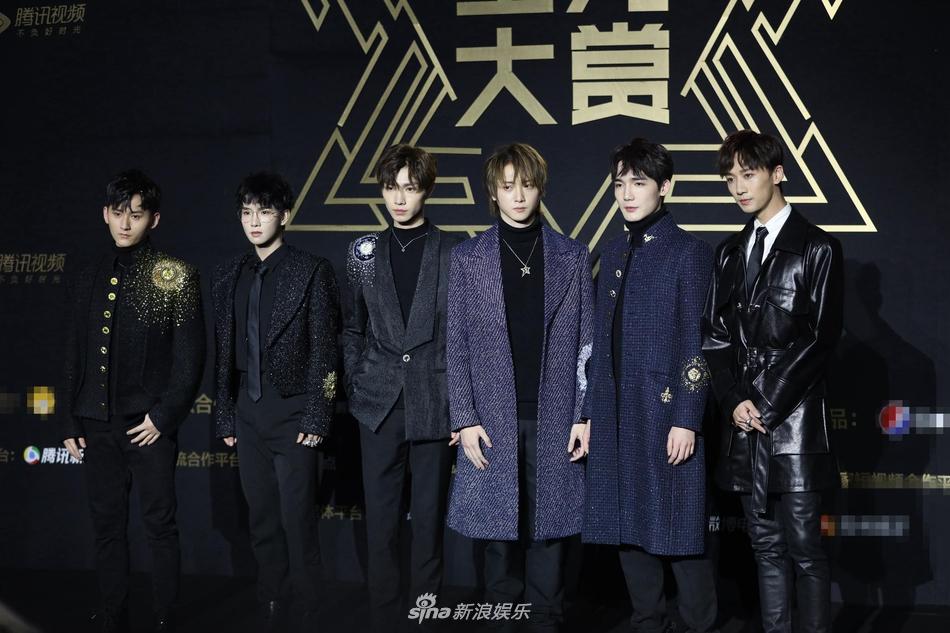 Thảm đỏ Tinh Quang Đại Thưởng: Địch Lệ Nhiệt Ba khoe ngực bốc lửa, Dương Mịch lộng lẫy như công chúa-16