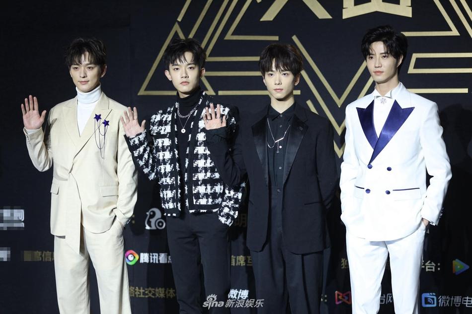 Thảm đỏ Tinh Quang Đại Thưởng: Địch Lệ Nhiệt Ba khoe ngực bốc lửa, Dương Mịch lộng lẫy như công chúa-17