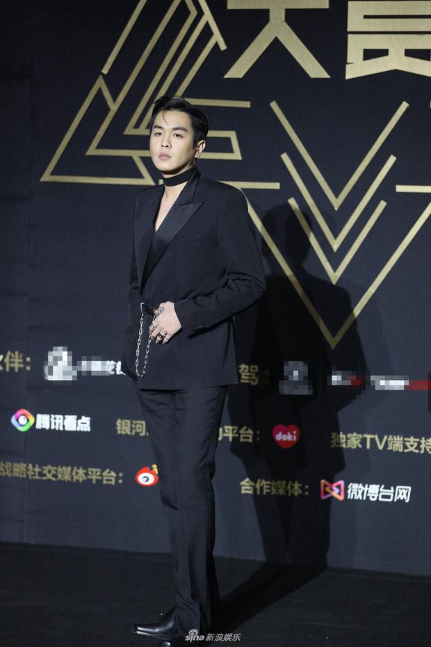 Thảm đỏ Tinh Quang Đại Thưởng: Địch Lệ Nhiệt Ba khoe ngực bốc lửa, Dương Mịch lộng lẫy như công chúa-18