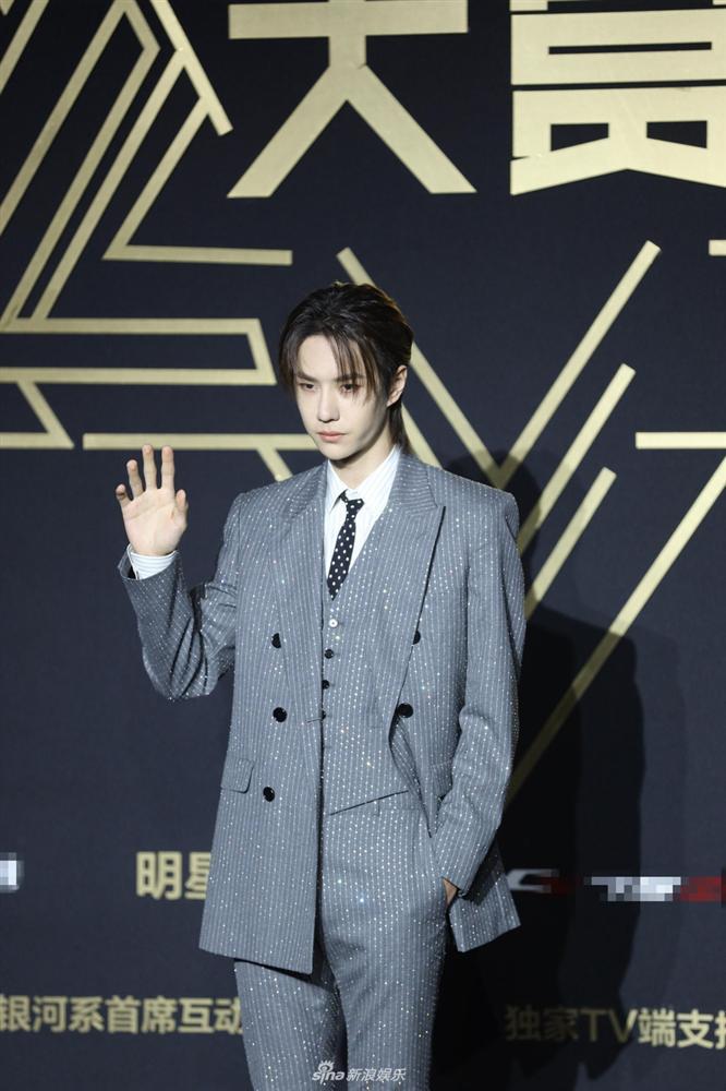 Thảm đỏ Tinh Quang Đại Thưởng: Địch Lệ Nhiệt Ba khoe ngực bốc lửa, Dương Mịch lộng lẫy như công chúa-9