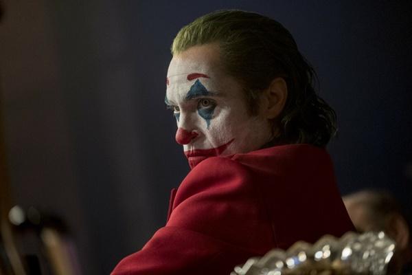 Joaquin Phoenix trong Joker: Cái bóng mà Heath Ledger để lại sau The Dark Knight (2008) quá lớn, và từng khiến Jared Leto điêu đứng khi vào vai Joker ở Suicide Squad (2016). Song, phiên bản Joker năm nay thực sự gây ám ảnh dưới sự thể hiện của Joaquin Phoenix. Sự nhập tâm vào vai diễn khiến tên hề xiếc tội phạm thành phố Gotham trở nên biến ảo, khó lường qua từng khung hình. Phoenix đã dẫn dắt khán giả đi qua nhiều cung bậc cảm xúc khác nhau, từ đồng cảm, giận dữ, cho tới sợ hãi về nhân vật.