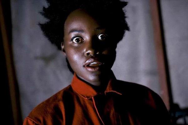 Lupita Nyong’o trong Us: Bộ phim kinh dị mới của đạo diễn Jordan Peele có lẽ khó lòng gây tiếng vang rộng khắp nếu thiếu đi Lupita Nyong’o. Trong bộ phim lấy đề tài song trùng, minh tinh da màu vừa phải vào vai một người mẹ nhất mực yêu thương gia đình, vừa phải khắc họa bản sao ác độc, dị dạng và ưa giết người. Hai hình tượng hoàn toàn trái ngược cùng lúc xuất hiện trên màn ảnh cho thấy tại sao Nyong’o là cái tên được nhiều nhà sản xuất Hollywood săn đón trong vài năm trở lại đây.