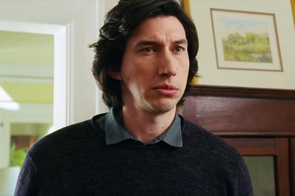 Adam Driver trong Marriage Story: Nổi tiếng qua vai Kylo Ren ở loạt Star Wars, nhưng Adam Driver thực tế còn rất chăm chỉ tham gia các dự án phim tâm lý nặng ký. Và mọi tinh hoa diễn xuất của chàng trai 36 tuổi như quy tụ ở vai diễn Charlie trong Marriage Story. Đó là một đạo diễn kịch nghệ đang đứng bên bờ ly dị với người vợ đồng thời là nàng thơ sân khấu của anh. Từng nét mặt, cử chỉ trong phim của Driver đều đáng giá, và giúp khán giả thấu rõ tâm can của người đàn ông đang sắp sửa đánh mất tất cả.