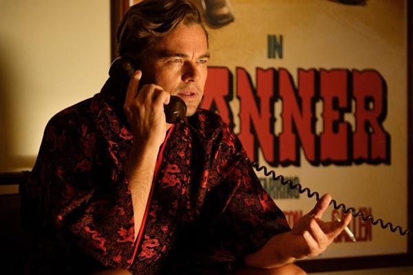 Leonardo DiCaprio trong Once Upon a Time in Hollywood: Tác phẩm mới của đạo diễn Quentin Tarantino cho thấy Leonardo DiCaprio không hề ngủ quên sau chiến thắng của The Revenant (2015). Sắm vai Rick Dalton - một tài tử hết thời tại Hollywood vào cuối thập niên 1960, anh tiếp tục cho thấy khả năng diễn xuất thượng thừa, cả trong lúc phải phối hợp với bạn diễn lẫn những khi cần độc diễn trước máy quay.