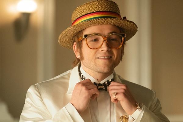 Taron Egerton trong Rocketman: Tác phẩm tiểu sử về Elton John bị đánh giá là hơi an toàn. Nhưng không ai có thể phủ nhận nỗ lực của Taron Egerton. Sau thất bại của Robin Hood (2018), anh chứng tỏ thực tài qua nhân vật danh ca đồng tính đa sắc. Từ buổi đầu sự nghiệp vẻ vang cho tới quãng thời gian khó khăn vì nghiện rượu, chất kích thích và đổ vỡ trong tình yêu, Egerton luôn tỏ ra chân thực, không hề lên gân, và được đích thân Elton John ngợi khen.