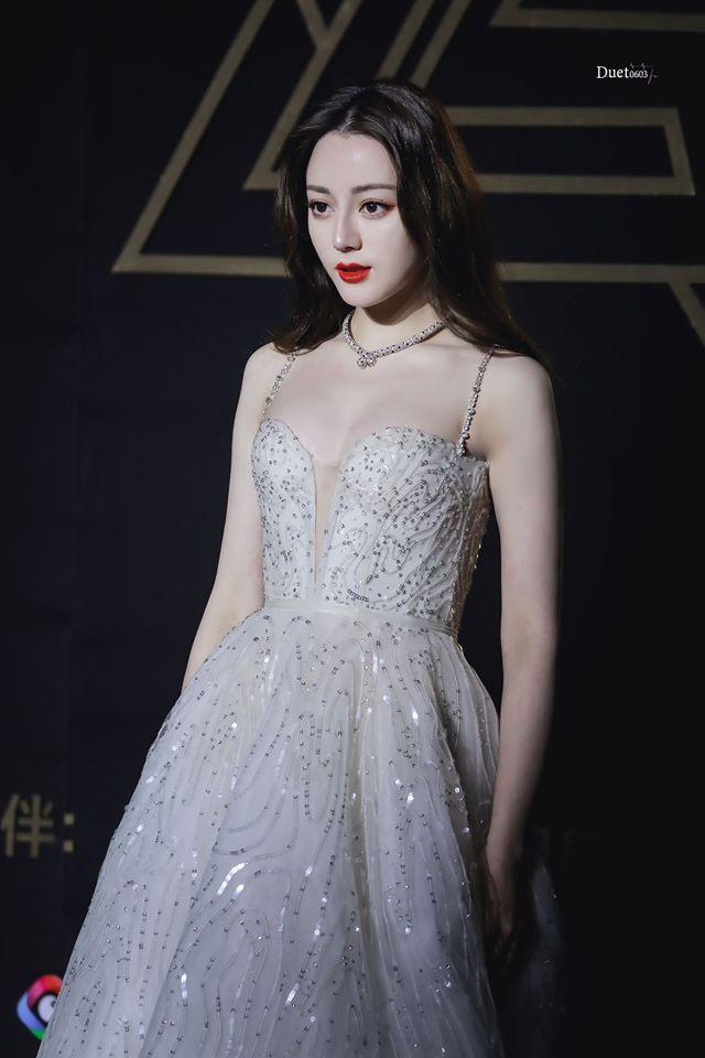 Thảm đỏ Tinh Quang Đại Thưởng: Địch Lệ Nhiệt Ba khoe ngực bốc lửa, Dương Mịch lộng lẫy như công chúa-3