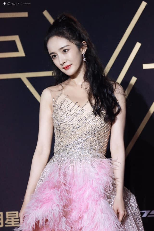 Thảm đỏ Tinh Quang Đại Thưởng: Địch Lệ Nhiệt Ba khoe ngực bốc lửa, Dương Mịch lộng lẫy như công chúa-1