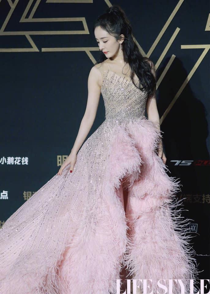Thảm đỏ Tinh Quang Đại Thưởng: Địch Lệ Nhiệt Ba khoe ngực bốc lửa, Dương Mịch lộng lẫy như công chúa-2