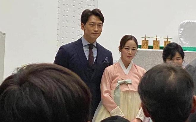 Ảnh hiếm hoi của Bi Rain và Kim Tae Hee trong hôn lễ em trai-1