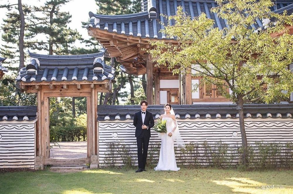 Ảnh hiếm hoi của Bi Rain và Kim Tae Hee trong hôn lễ em trai-3