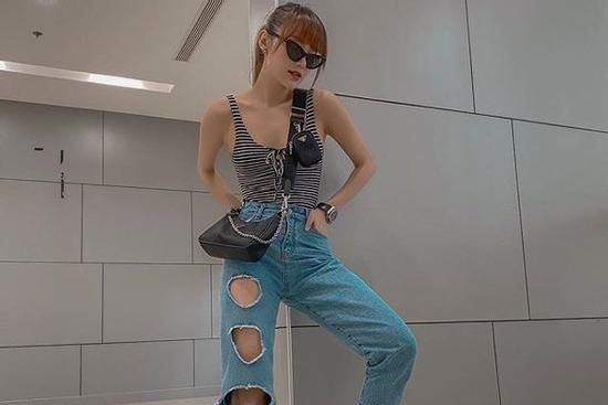 Minh Hằng diện lại quần đục lỗ lạ kỳ từ hơn năm trước