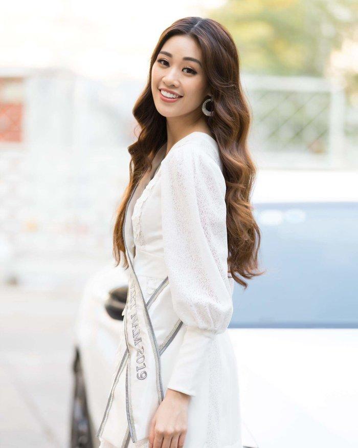 2 hoa hậu hot nhất lúc này: Khánh Vân - Lương Thùy Linh đụng một mẫu váy, vô tình hay hữu ý đều gây nhớ thương-3