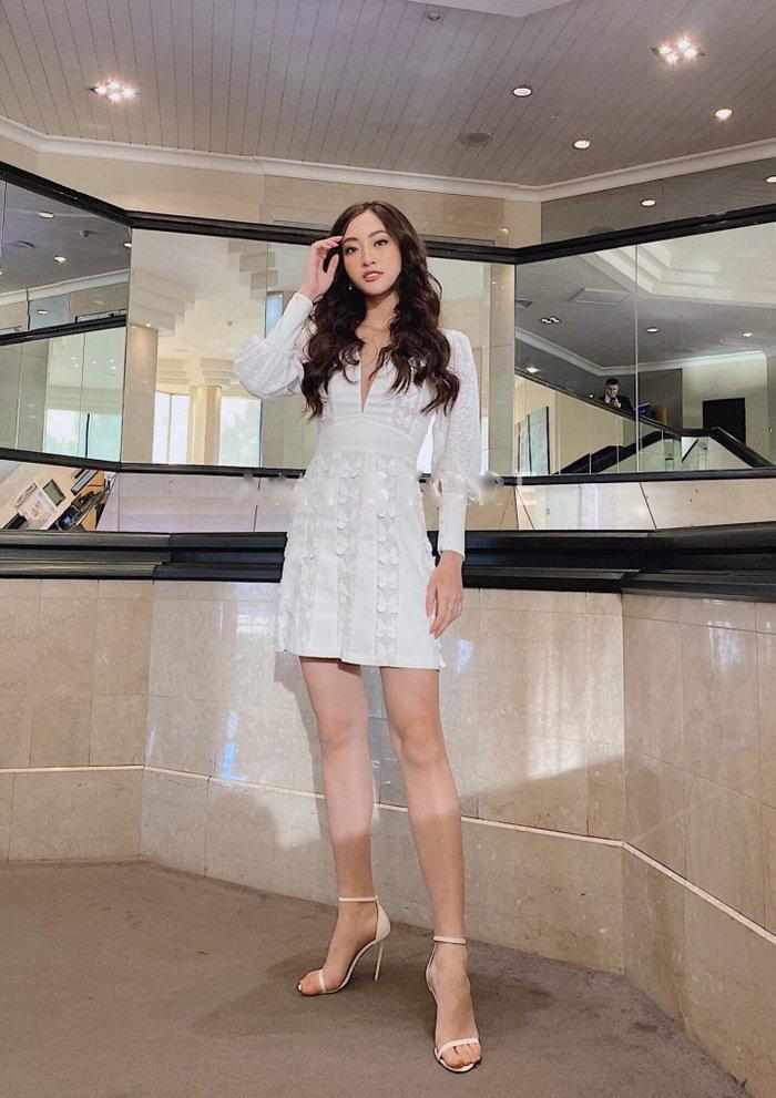 2 hoa hậu hot nhất lúc này: Khánh Vân - Lương Thùy Linh đụng một mẫu váy, vô tình hay hữu ý đều gây nhớ thương-5