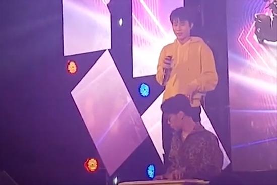 Lần duy nhất Jack hát 'Hoa vô sắc' trước khi cắt liên lạc K-ICM