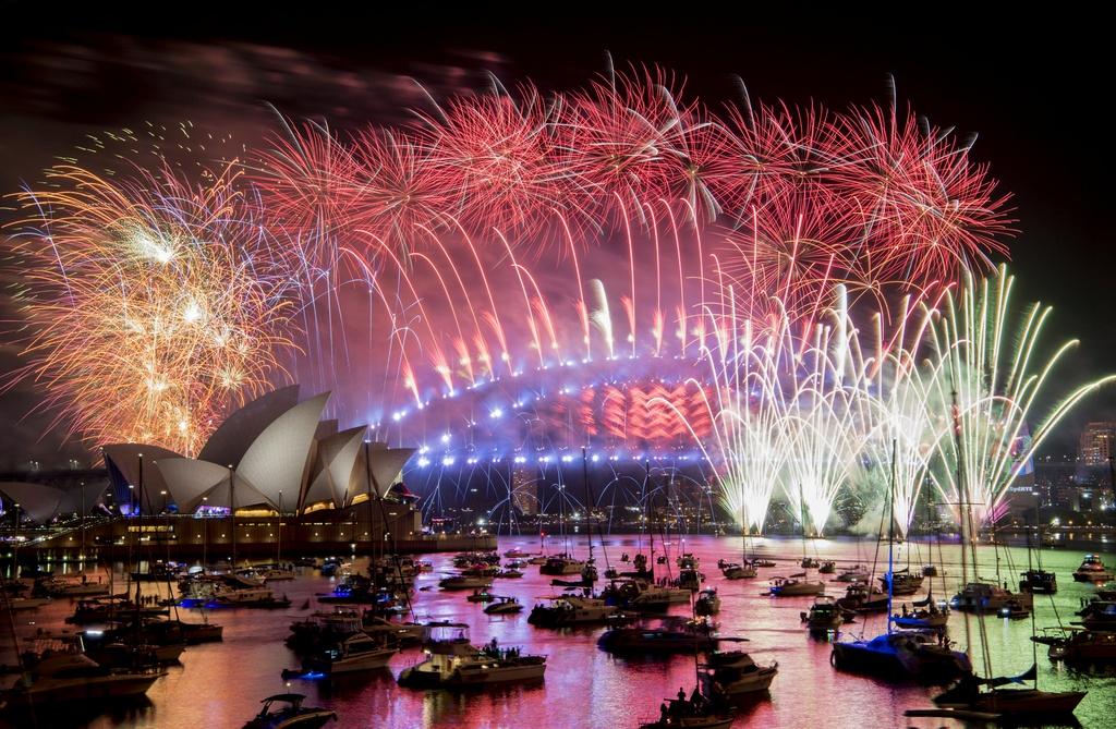 Sydney (Australia): Sydney là thành phố quốc tế lớn đầu tiên đón năm mới. Màn bắn pháo hoa hoành tráng diễn ra tại nhà hát con sò Opera Sydney và cầu cảng Sydney mang đến cảnh tượng ngoạn mục, khiến du khách chiêm ngưỡng thực sự đã mắt. Ngoài ra, mùa hè mới bắt đầu ở Australia, du khách cũng có thể thư giãn tại các bãi biển của thành phố như Manly, Bondi và Bronte. Ảnh: Reuters.