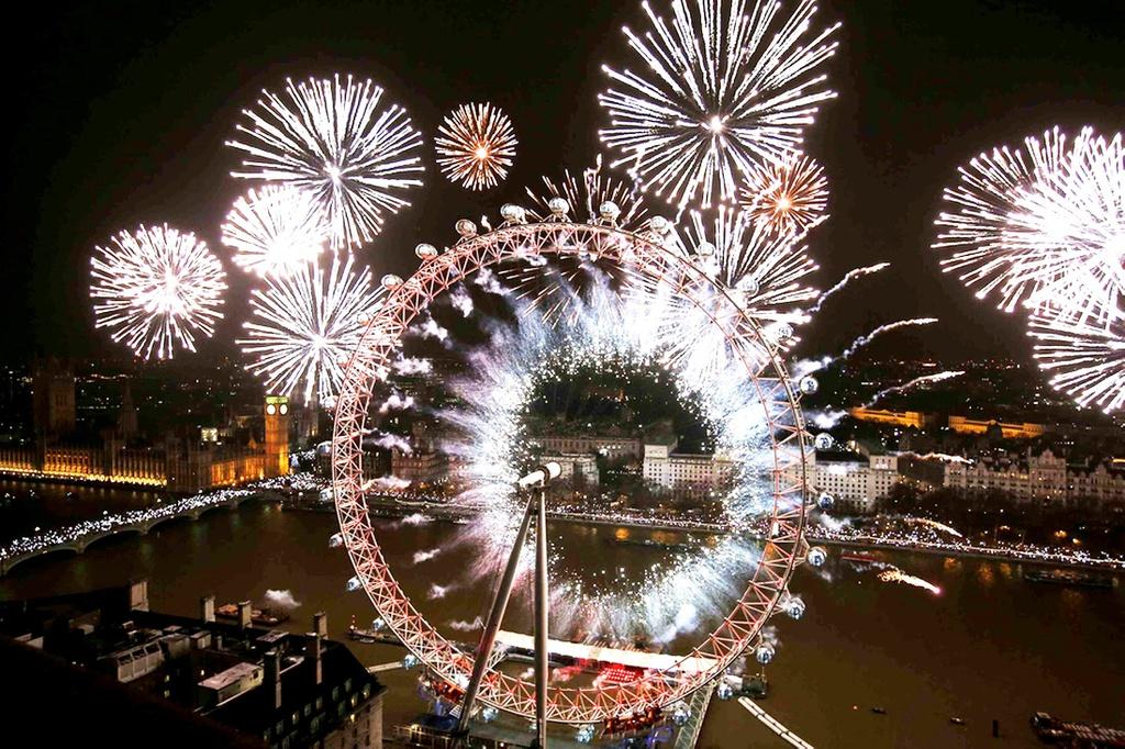 London (Anh): Dọc theo sông Thames là bối cảnh pháo hoa đêm giao thừa đáng chú ý ở London. Vé bán hết nhanh ở khu vực tổ chức chính thức, nhưng du khách có thể xem pháo hoa miễn phí từ đỉnh đồi Primrose, đồi Nghị viện, công viên Greenwich và cung điện Alexandra. Một cách truyền thống để chào đón năm mới khác là đến các quán rượu lâu đời nhất của London. Ảnh: Thamesboatcruises.