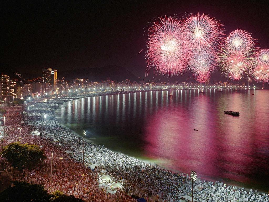 Rio de Janeiro (Brazil): Các cuộc tụ họp đón năm mới chính tại bãi biển Copacabana theo truyền thống có âm nhạc nhiều thể loại và pháo hoa. Du khách cũng có thể tiệc tùng theo phong cách cổ điển của Rio ở Jobi Bar hay ngắm khung cảnh tuyệt vời ở Vista Chinesa. Ảnh: Trip-brazil.