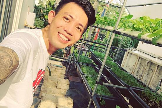 Quên hình ảnh đại gia ăn chơi nức tiếng đi, Minh Nhựa nay quyết làm nông dân khi tự tay chăm sóc vườn rau xanh mướt