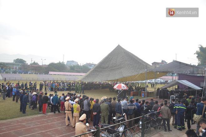 Tuyên án vụ sát hại nữ sinh giao gà: Kẻ chủ mưu Vì Văn Toán ngoảnh mặt, cố tìm người thân khi bị áp giải ra xe-1