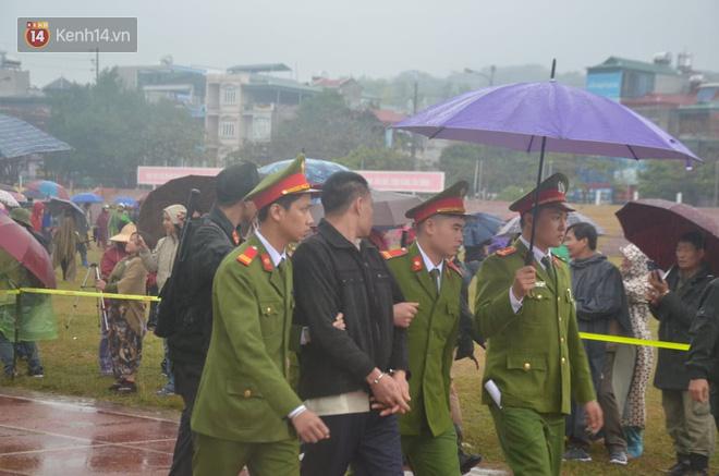 Tuyên án vụ sát hại nữ sinh giao gà: Kẻ chủ mưu Vì Văn Toán ngoảnh mặt, cố tìm người thân khi bị áp giải ra xe-4