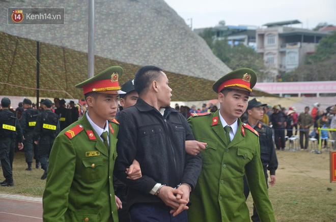 Tuyên án vụ sát hại nữ sinh giao gà: Kẻ chủ mưu Vì Văn Toán ngoảnh mặt, cố tìm người thân khi bị áp giải ra xe-5