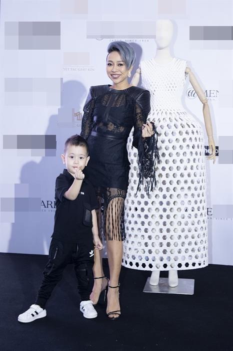 SAO MẶC XẤU: Phi Thanh Vân lộ body sồ sề - Sĩ Thanh diện váy bó sát phô diễn eo bánh mì-3