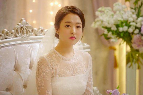 Hoảng hồn thấy con đứng trước phòng cưới, tôi rơi nước mắt khi biết người đưa bé tới-2