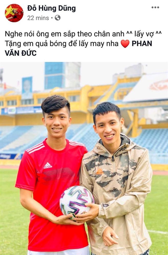 Văn Đức nhận quà cưới sớm từ đàn anh Đỗ Hùng Dũng-1