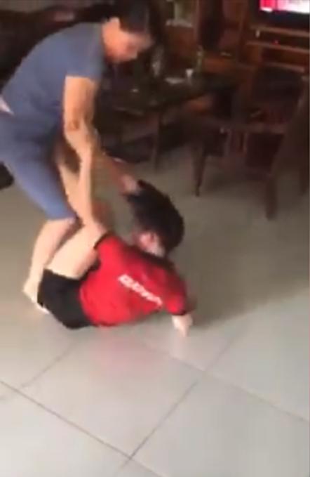 Hé lộ nguyên nhân mẹ chồng, con dâu túm tóc, giằng co, đánh nhau ngay giữa nhà-2