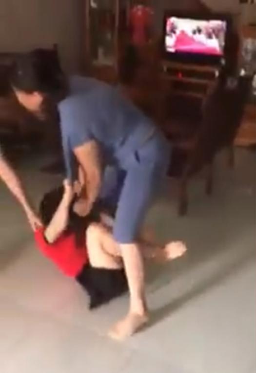 Hé lộ nguyên nhân mẹ chồng, con dâu túm tóc, giằng co, đánh nhau ngay giữa nhà-4